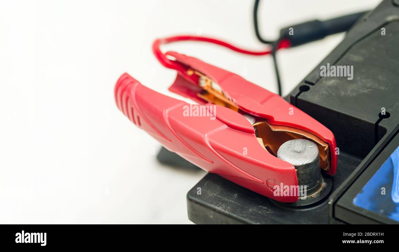 Ricarica della batteria dell'auto. Clip in rame rossa collegata al morsetto  positivo Foto stock - Alamy