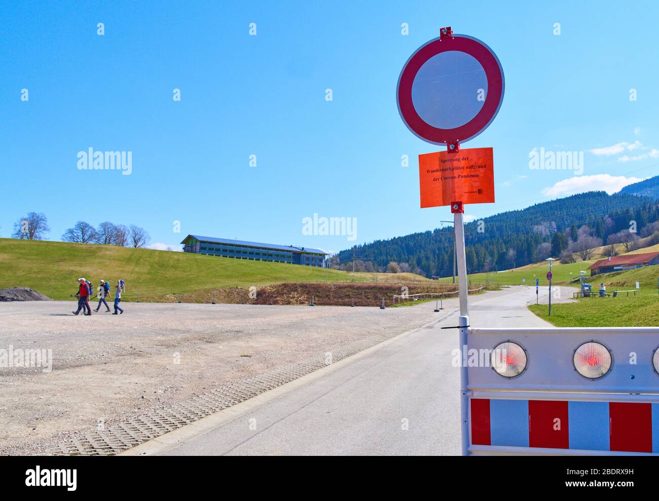Nesselwang, Germania, 08 aprile 2020. Parcheggio chiuso per escursionisti, escursionisti, a causa del virus Corona (COVID-19) il 08 aprile 2020 a Nesselwang, Germania. © Peter Schatz / Alamy Live News Foto Stock