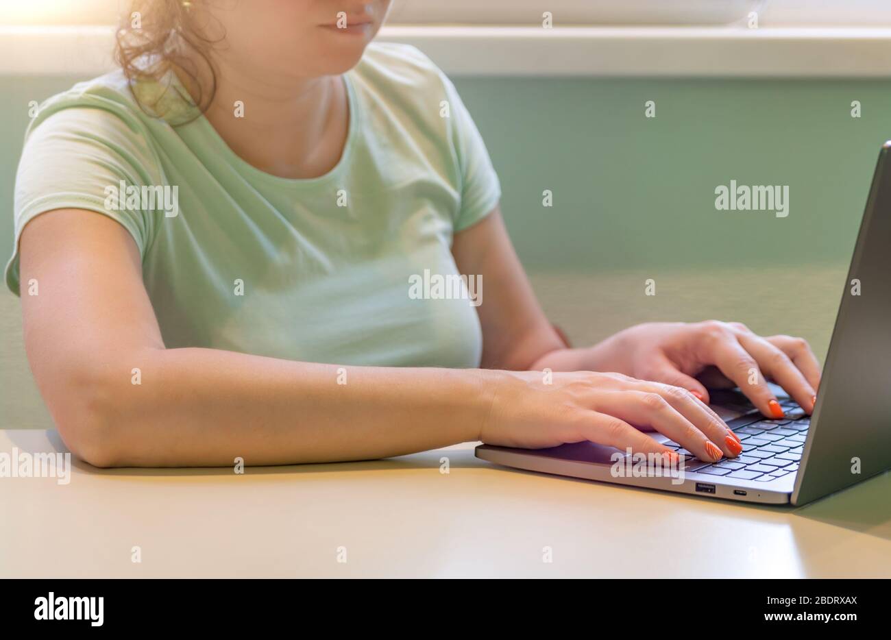 Primo piano della donna che digita sul computer portatile. Foto Stock