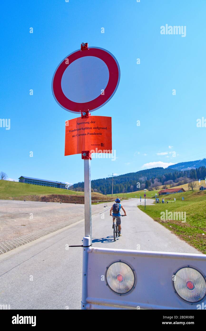 Nesselwang, Germania, 08 aprile 2020. Parcheggio chiuso per escursionisti, escursionisti, a causa del virus Corona (COVID-19) il 08 aprile 2020 a Nesselwang, Germania. © Peter Schatz / Alamy Live News Foto Stock