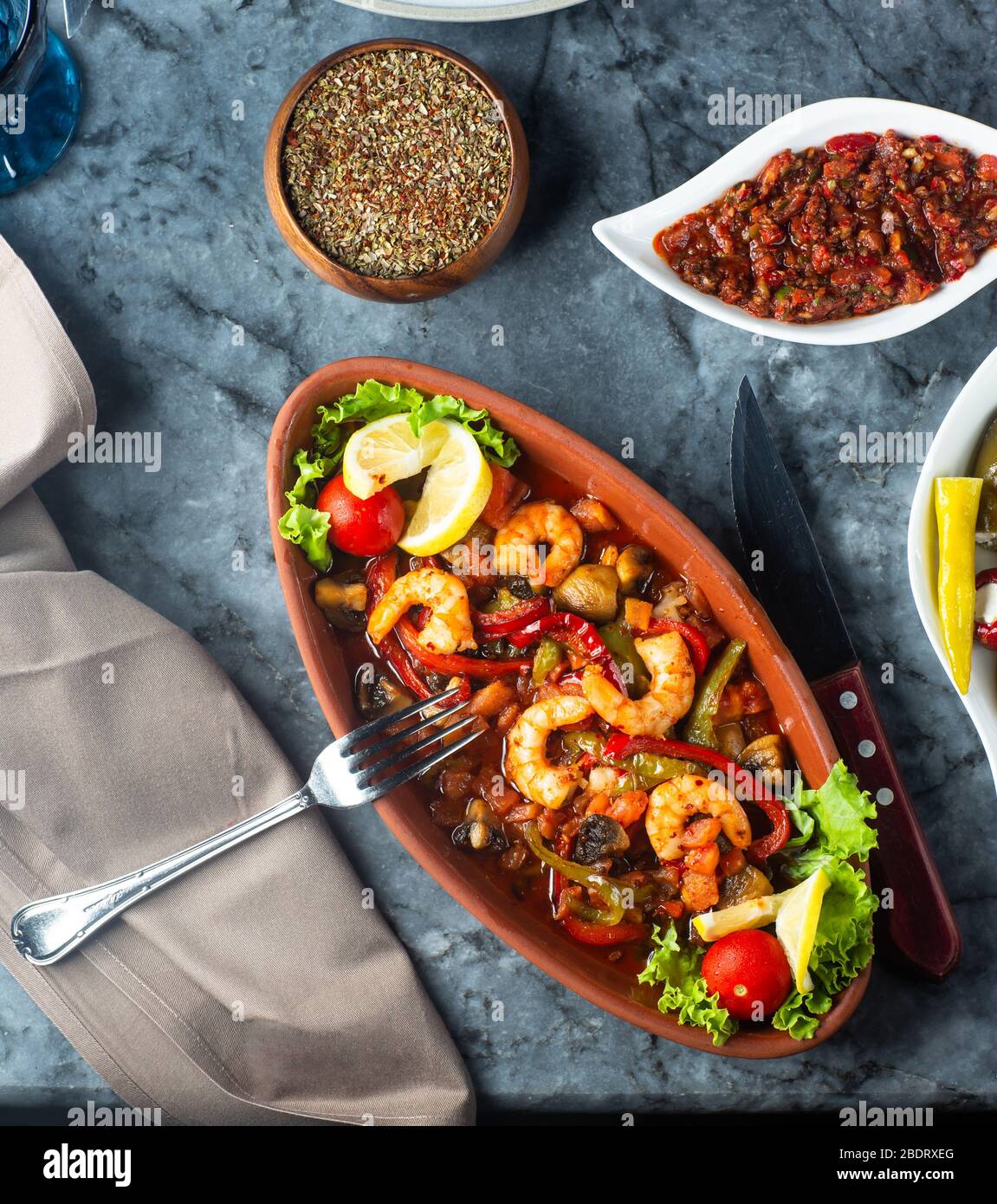 stufato di gamberi con peperoni, carota e pomodoro a fungo Foto Stock