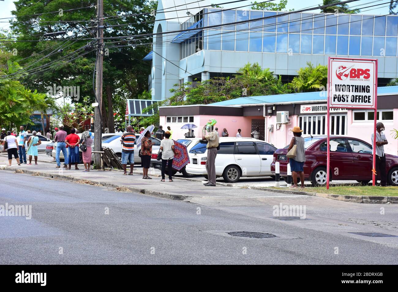 Questo Ufficio postale di Barbados in Worthing Christ Church aveva una lunga fila di persone che vanno a incassare i loro assegni pensionistici Foto Stock