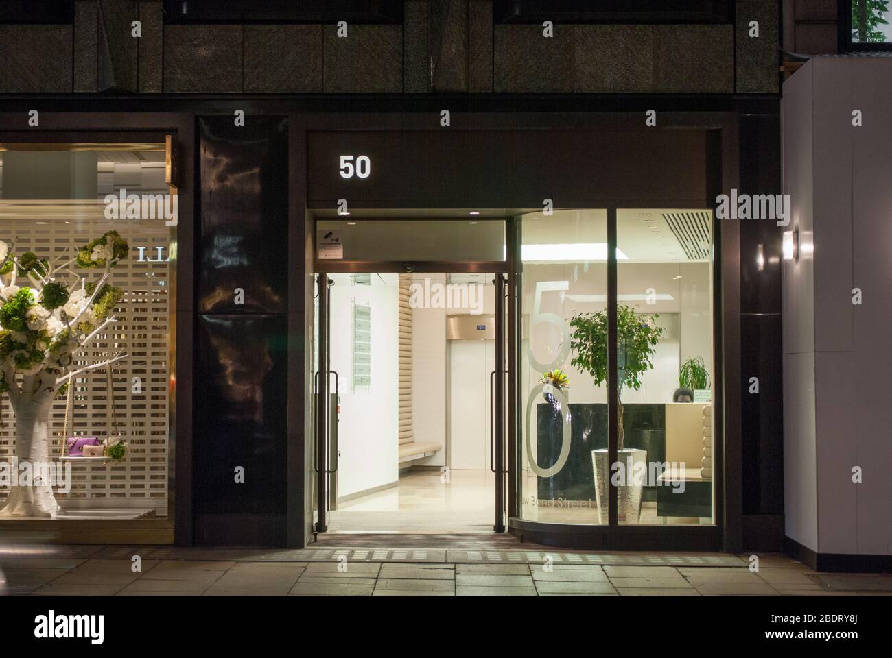 2010s architettura facciata elevazione luci illuminazione luci LED luci 50 New Bond Street, Londra W1S di Eric Parry Architects Foto Stock