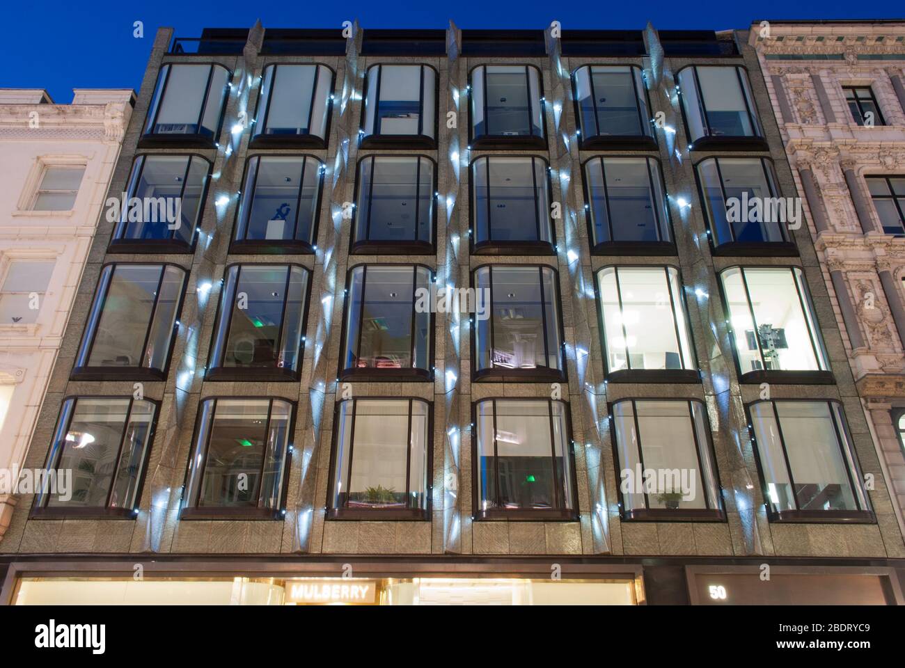 2010s architettura facciata elevazione luci illuminazione luci LED luci 50 New Bond Street, Londra W1S di Eric Parry Architects Foto Stock