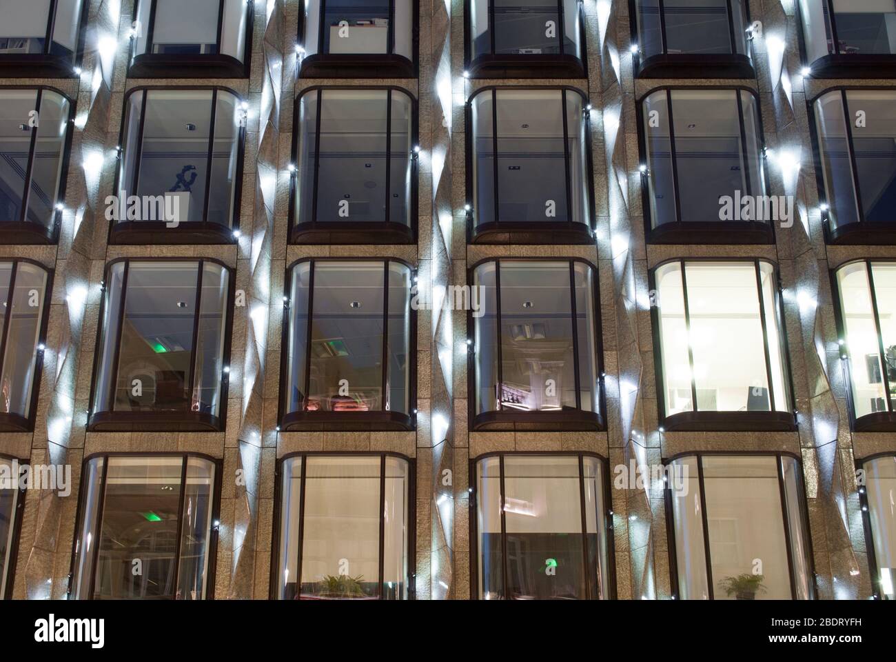 2010s architettura facciata elevazione luci illuminazione luci LED luci 50 New Bond Street, Londra W1S di Eric Parry Architects Foto Stock