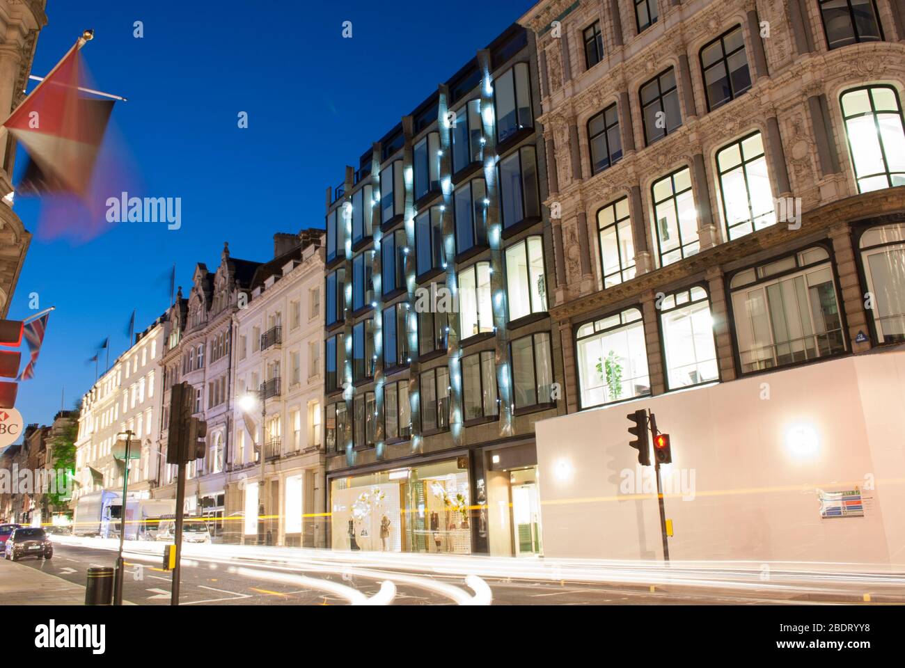 2010s architettura facciata elevazione luci illuminazione luci LED luci 50 New Bond Street, Londra W1S di Eric Parry Architects Foto Stock