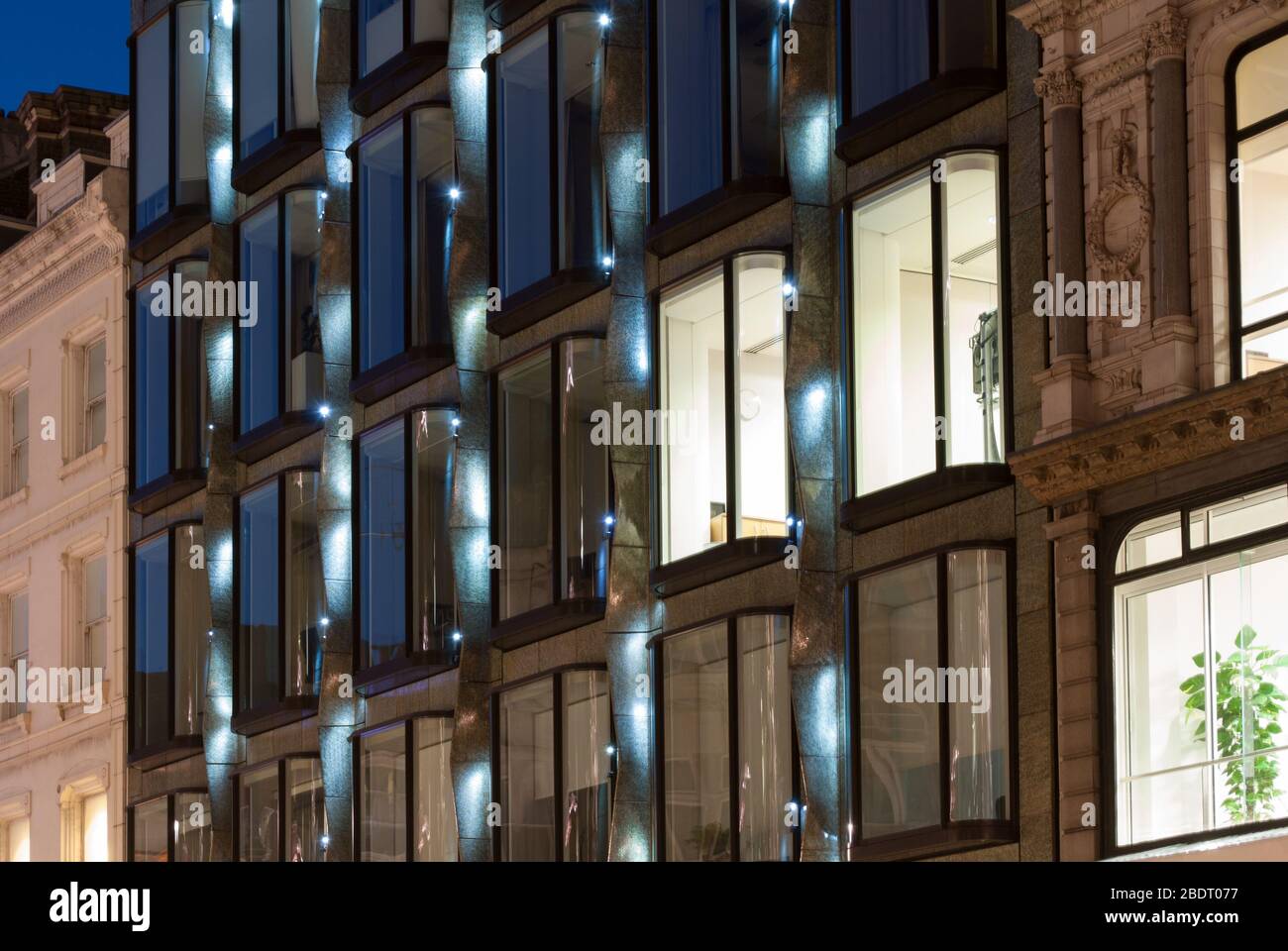 2010s architettura facciata elevazione luci illuminazione luci LED luci 50 New Bond Street, Londra W1S di Eric Parry Architects Foto Stock
