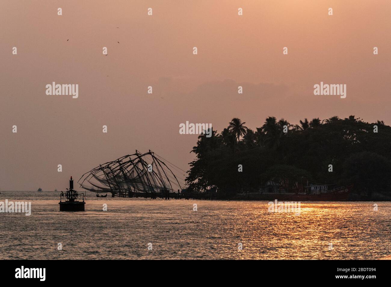 Reti da pesca cinesi (cheena vala) o reti da sollevamento a sbalzo, un metodo tradizionale di pesca all'ingresso del porto Fort Kochi, (Cochin) Kerala, India Foto Stock