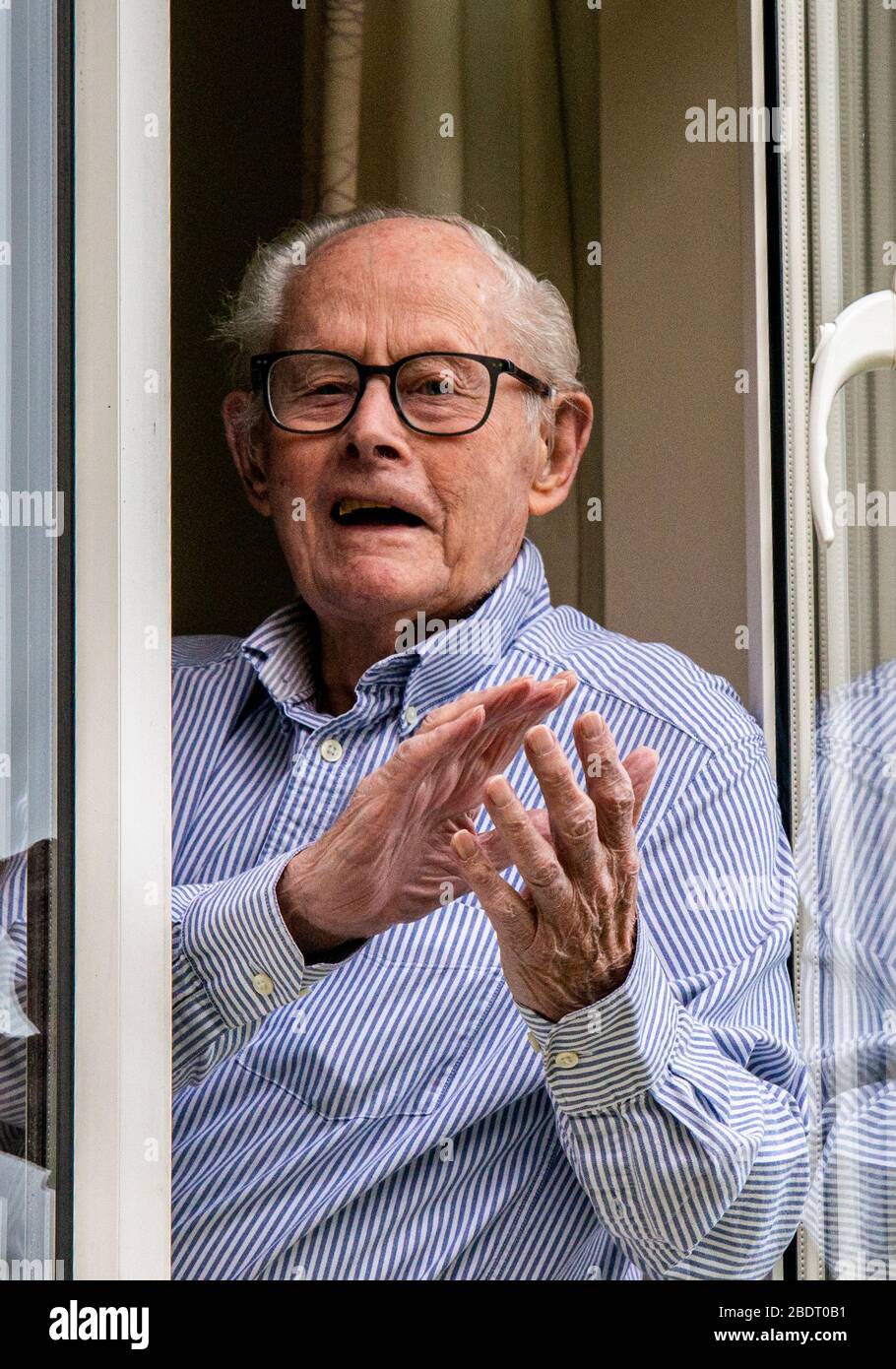 Harrogate, North Yorkshire, Regno Unito. 9 Aprile 2020. John Shannon, che ha 103 anni, è uscito dalla sua finestra per celebrare i nostri dipendenti chiave del NHS come parte dell'iniziativa Clap for Our Carers. John ha ricevuto il premio Point of Light in Society del primo Ministro per il suo lavoro volontario nella comunità quando aveva 101 anni. Come ufficiale navale in tempo di guerra aiutò a fondare la Sezione belga della Royal Navy e nel 2013 fu invitato ad aprire la prima base della Marina belga. Credit: ernesto rogata/Alamy Live News Foto Stock