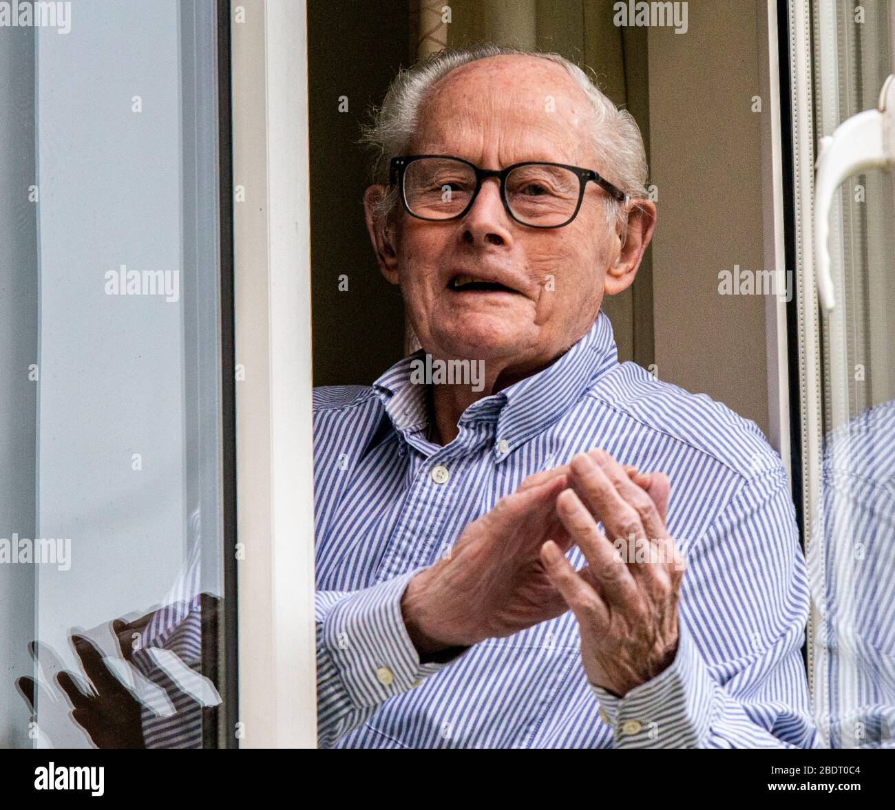 Harrogate, North Yorkshire, Regno Unito. 9 Aprile 2020. John Shannon, che ha 103 anni, è uscito dalla sua finestra per celebrare i nostri dipendenti chiave del NHS come parte dell'iniziativa Clap for Our Carers. John ha ricevuto il premio Point of Light in Society del primo Ministro per il suo lavoro volontario nella comunità quando aveva 101 anni. Come ufficiale navale in tempo di guerra aiutò a fondare la Sezione belga della Royal Navy e nel 2013 fu invitato ad aprire la prima base della Marina belga. Credit: ernesto rogata/Alamy Live News Foto Stock