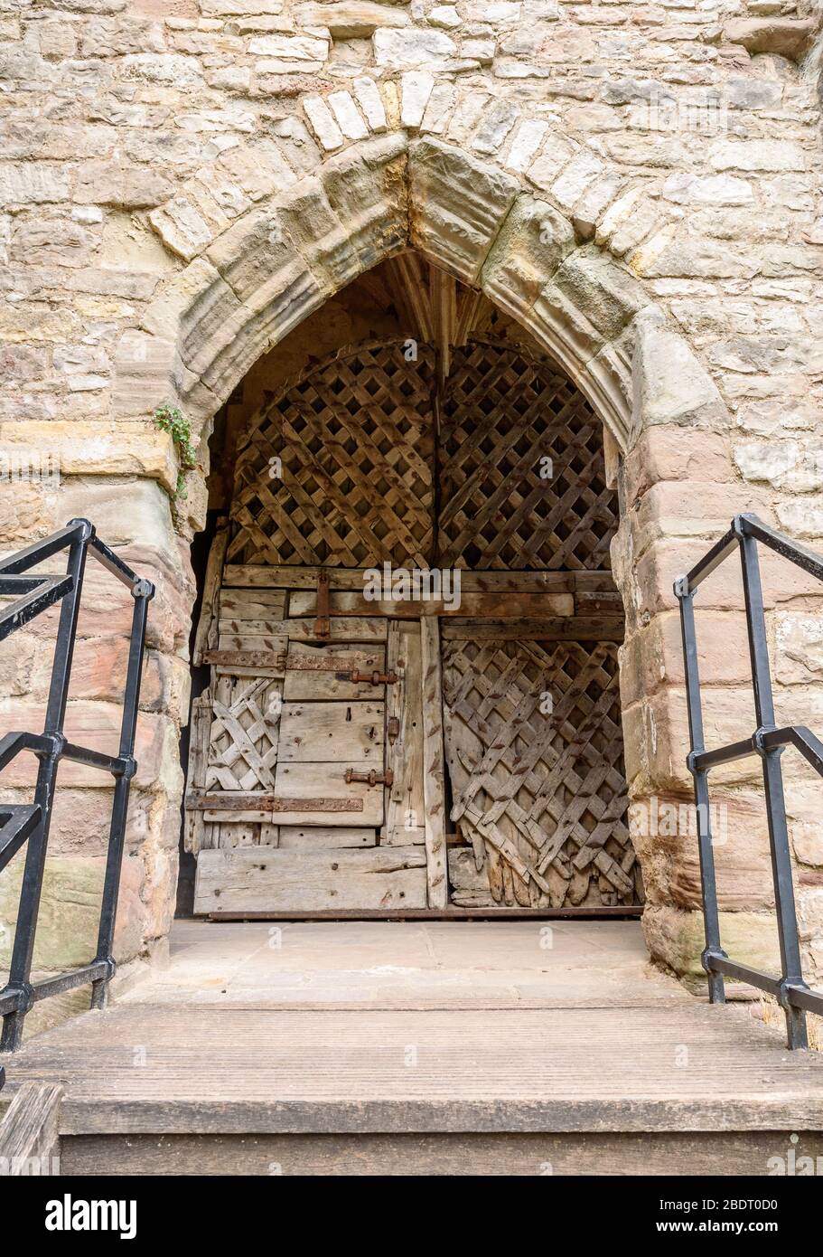 Il castello di Chepstow ha in mostra le porte del castello più antiche d'Europa. Realizzato in rovere verde intorno al 1190AD Foto Stock