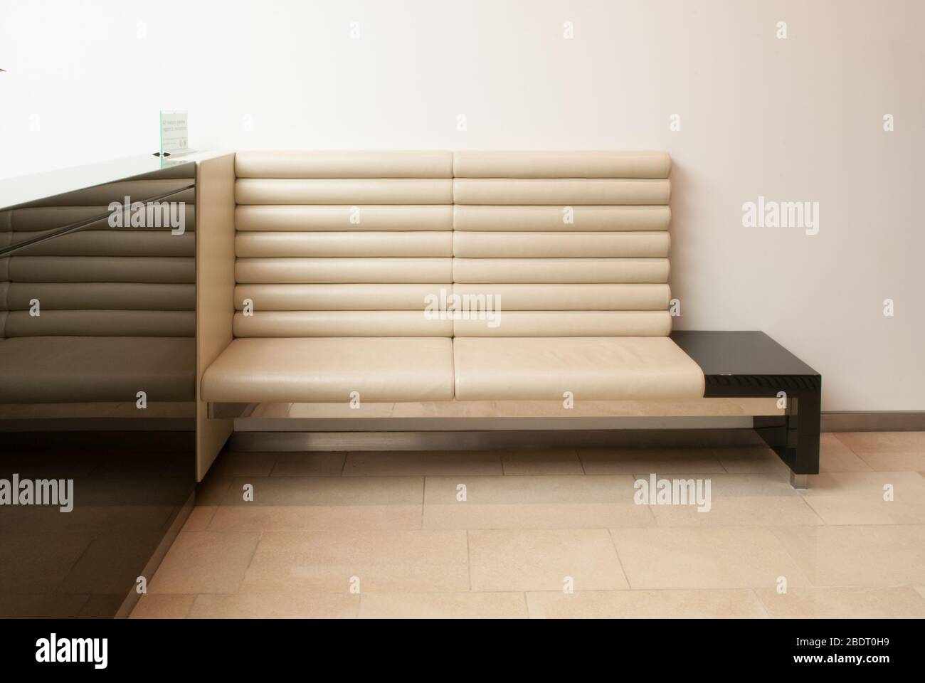 2010s architettura facciata elevazione luci illuminazione luci LED luci 50 New Bond Street, Londra W1S di Eric Parry Architects Foto Stock