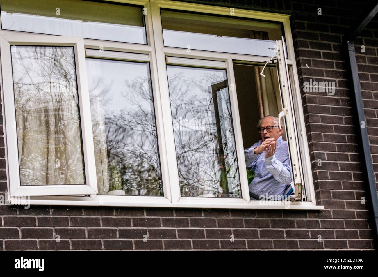 Harrogate, North Yorkshire, Regno Unito. 9 Aprile 2020. John Shannon, che ha 103 anni, è uscito dalla sua finestra per celebrare i nostri dipendenti chiave del NHS come parte dell'iniziativa Clap for Our Carers. John ha ricevuto il premio Point of Light in Society del primo Ministro per il suo lavoro volontario nella comunità quando aveva 101 anni. Come ufficiale navale in tempo di guerra aiutò a fondare la Sezione belga della Royal Navy e nel 2013 fu invitato ad aprire la prima base della Marina belga. Credit: ernesto rogata/Alamy Live News Foto Stock