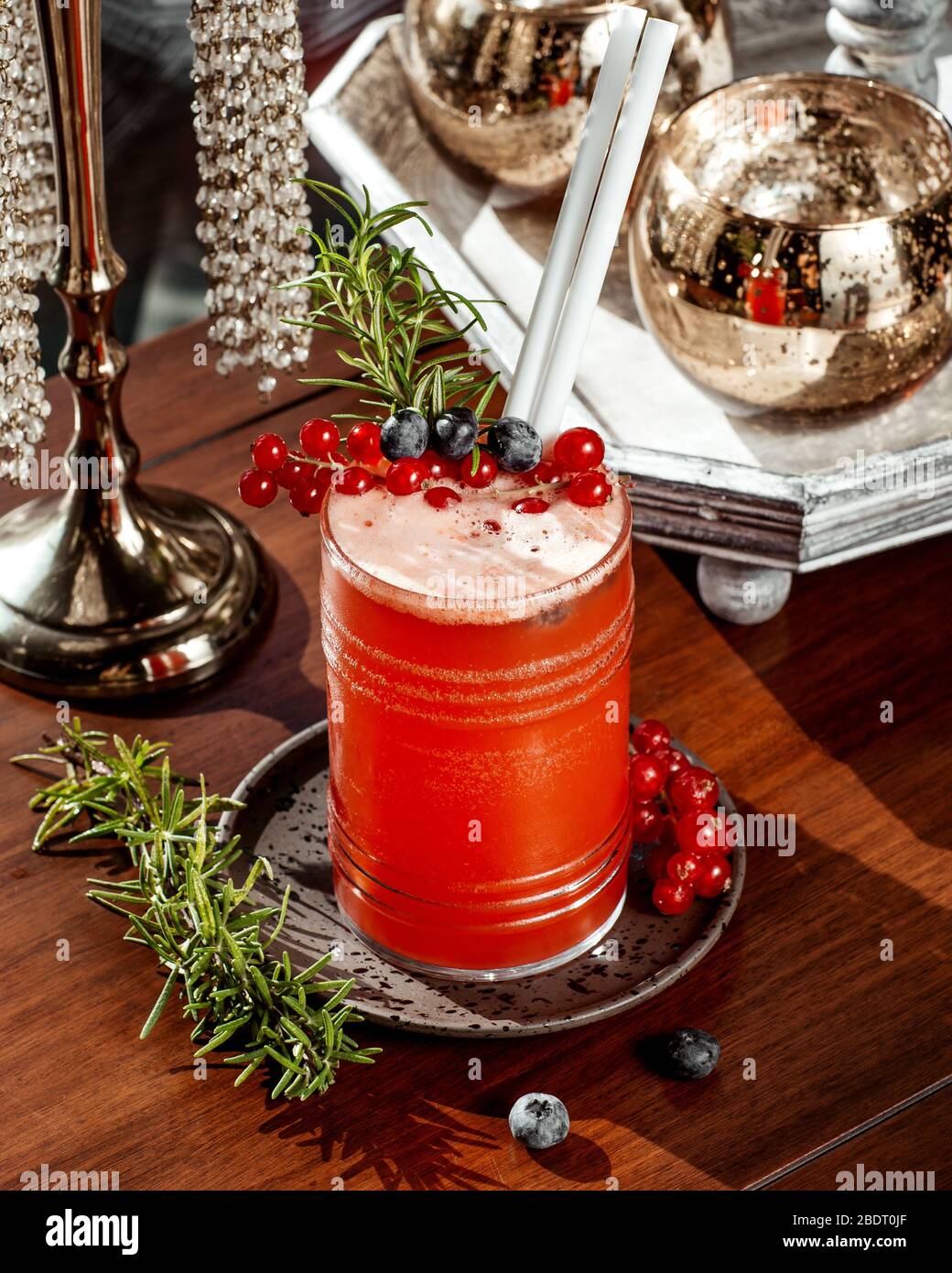 un bicchiere di cocktail al mirtillo rosso guarnito con mirtillo e mirtillo Foto Stock