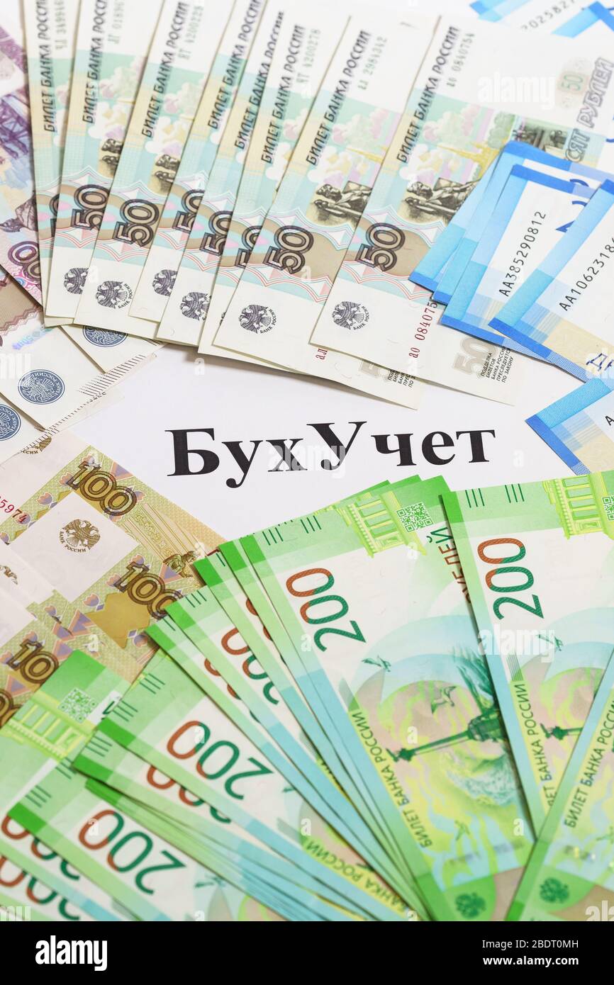 Business-still life verticale: Banconote russe e testo russo "contabilità". Professione Foto Stock