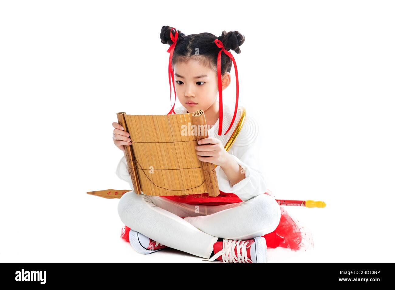 Che zha modellando di bambù scivoli di bambini orientali sedersi e guardare Foto Stock