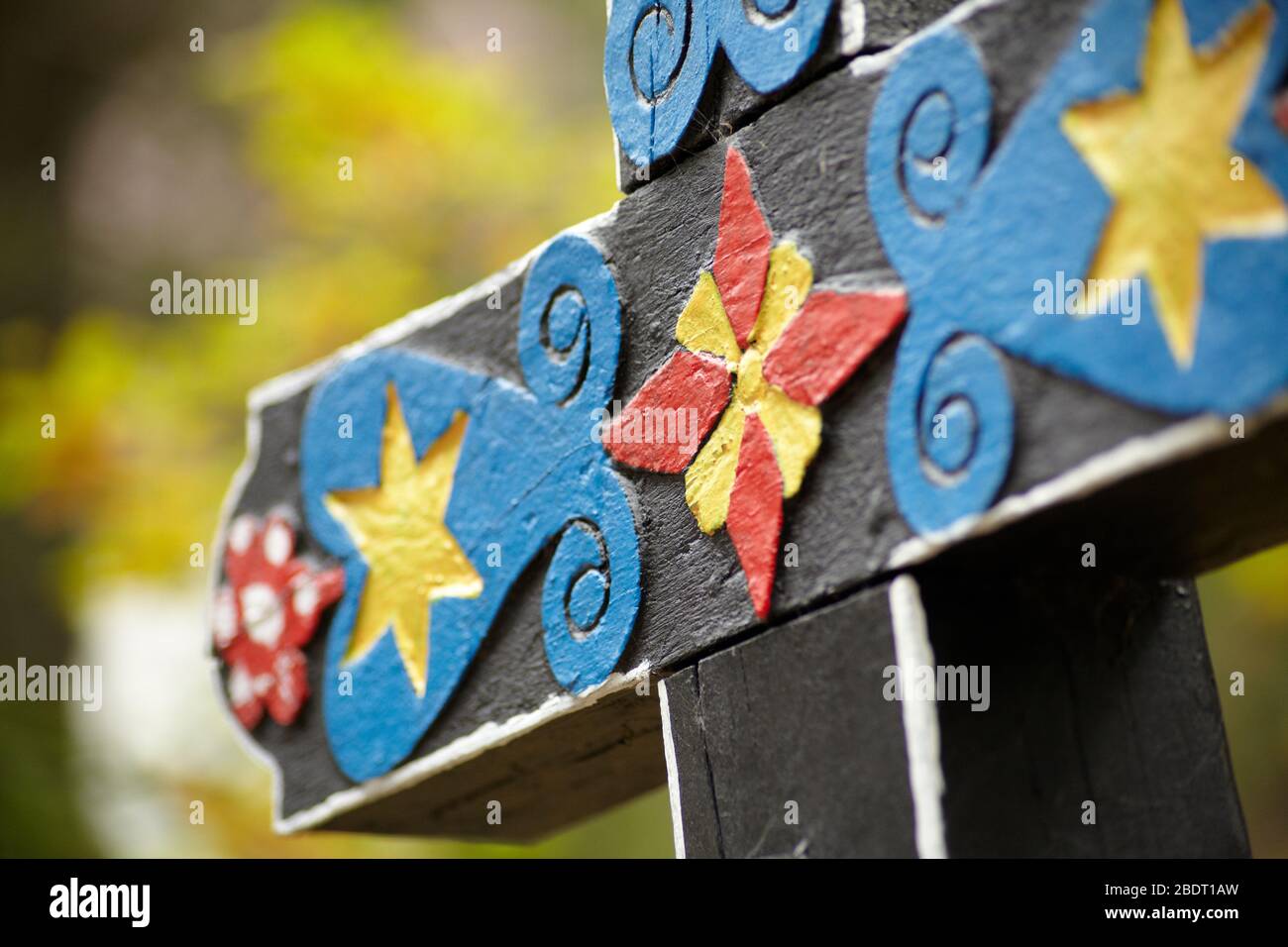 Croci in legno ornate al cimitero simbolico dei monti tatra della Slovacchia Foto Stock