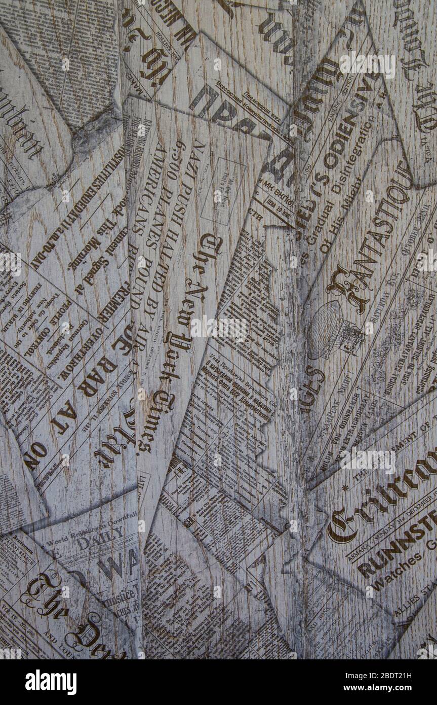 Tessitura di tavole di legno con giornali. Struttura e stampa in legno. Sfondo bianco e marrone. Foto Stock