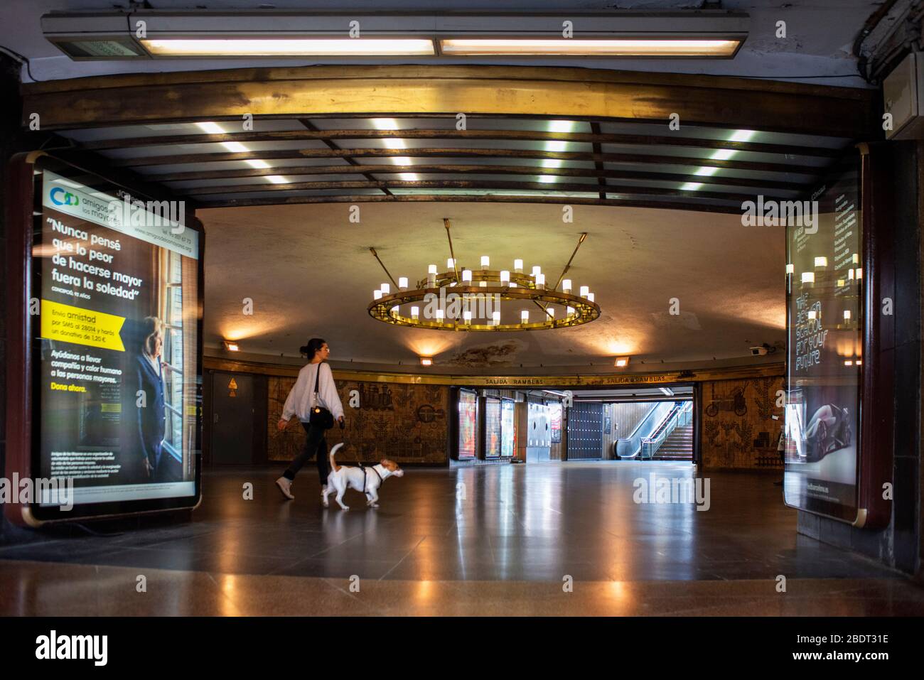 Stazione ferroviaria Catalonia, Barcellona Catalonia Spagna. La stazione di piazza della Catalogna praticamente senza passeggeri a causa del confinamento totale della Sp Foto Stock