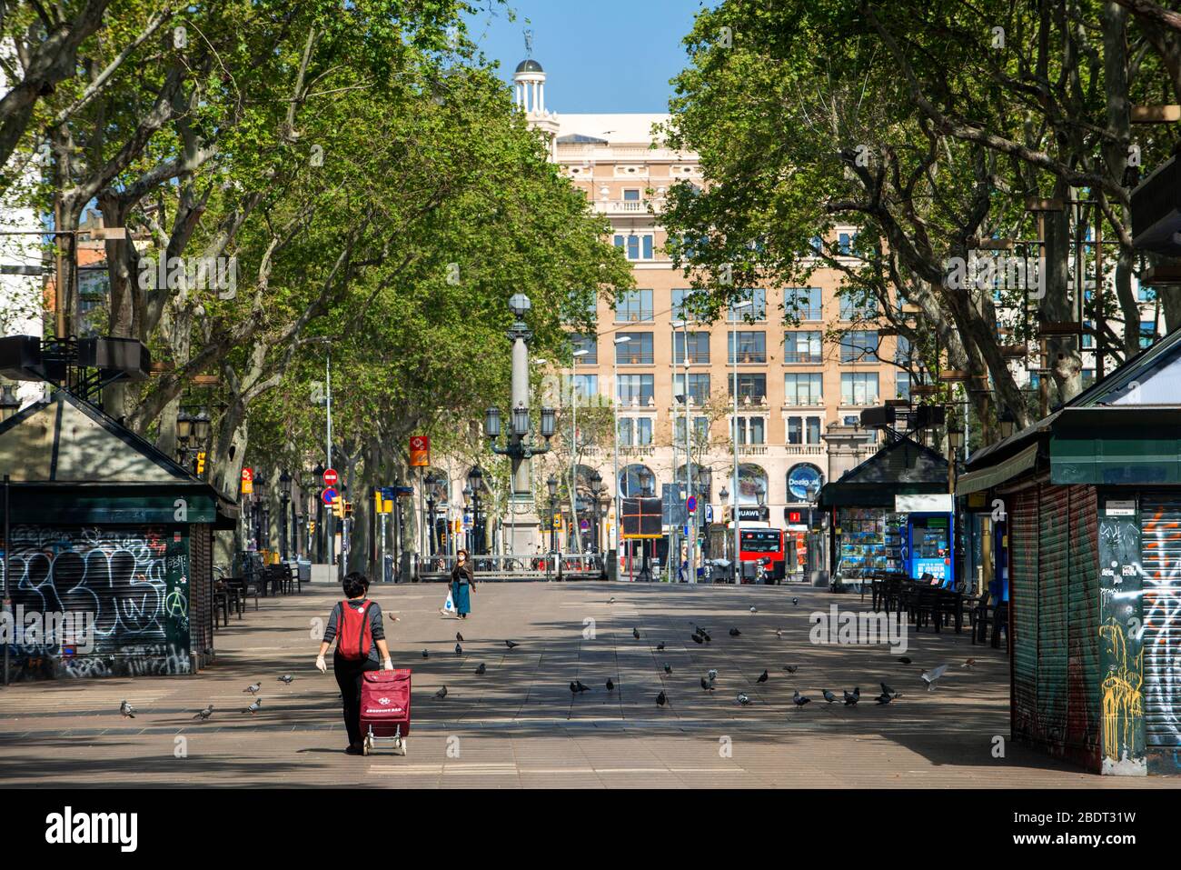 Le Ramblas di Barcellona sono praticamente deserte a causa del totale confinamento della popolazione in Spagna. La Spagna è uno dei paesi più colpiti Foto Stock