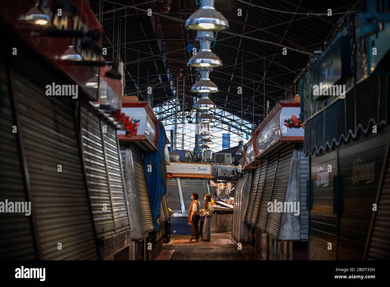 Il mercato della Boqueria è praticamente deserto a causa del totale confinamento della popolazione in Spagna. La Spagna è uno dei paesi più colpiti da Th Foto Stock