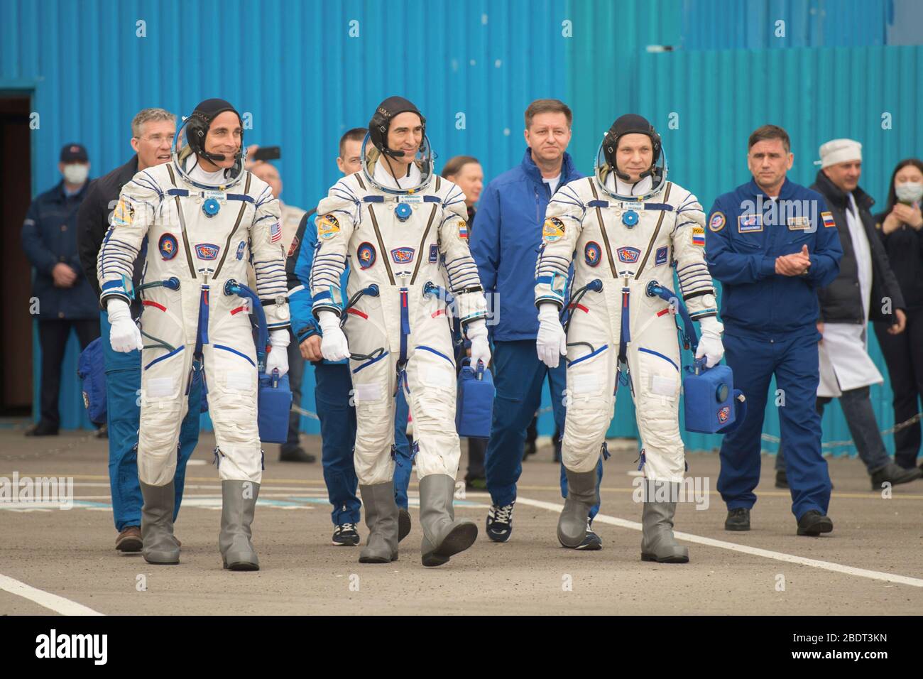 Baikonur, Kazakistan. 9 aprile 2020. Spedizione 63 membri dell'equipaggio Chris Cassidy della NASA, a sinistra, Anatoly Ivanishin, centro, e Ivan Vagner di Roscosmos, partono dall'edificio 254 per la piattaforma di lancio, per il liftoff a bordo della Soyuz MS-16 per il liftoff al Baikonur Cosmodrome 9 aprile 2020 a Baikonur, Kazakhstan. Il razzo porterà i membri dell'equipaggio per una missione di sei mesi e mezzo al laboratorio orbitante. Credit: Andrey Shelepin/NASA/Alamy Live News Foto Stock