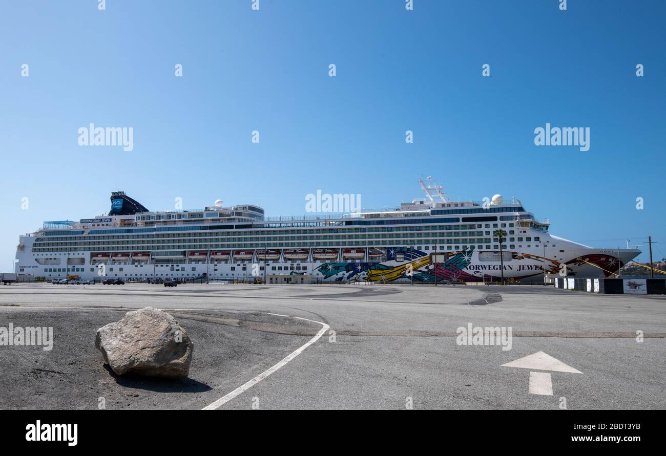 2020 aprile 4: California USA: Nave da crociera equipaggio norvegese Jewel a bordo della nave nel porto di Los Angeles, nessun passeggero a causa Coronavirus banda di viaggio Foto Stock