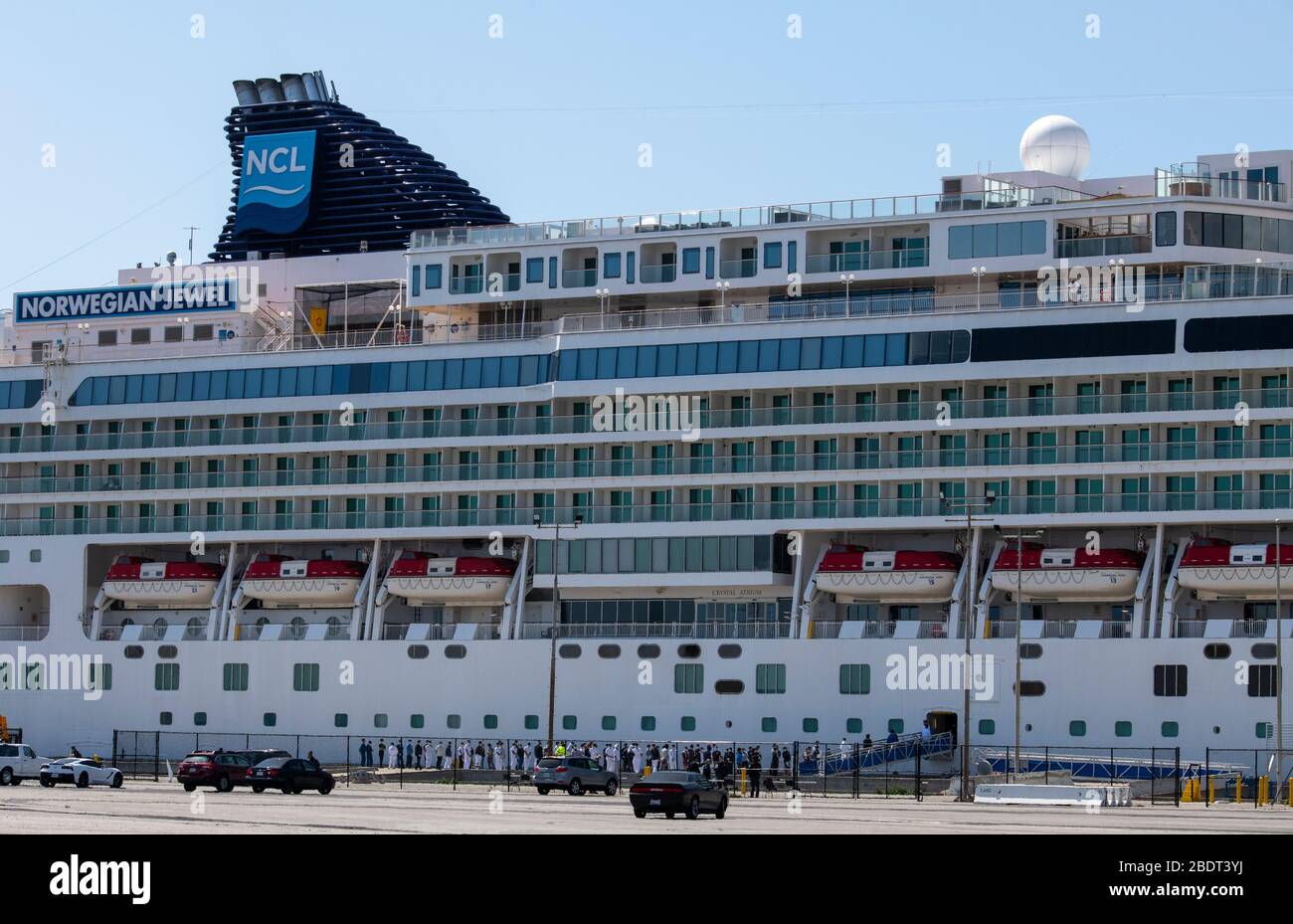 2020 aprile 4: California USA: Nave da crociera equipaggio norvegese Jewel a bordo della nave nel porto di Los Angeles, nessun passeggero a causa Coronavirus banda di viaggio Foto Stock