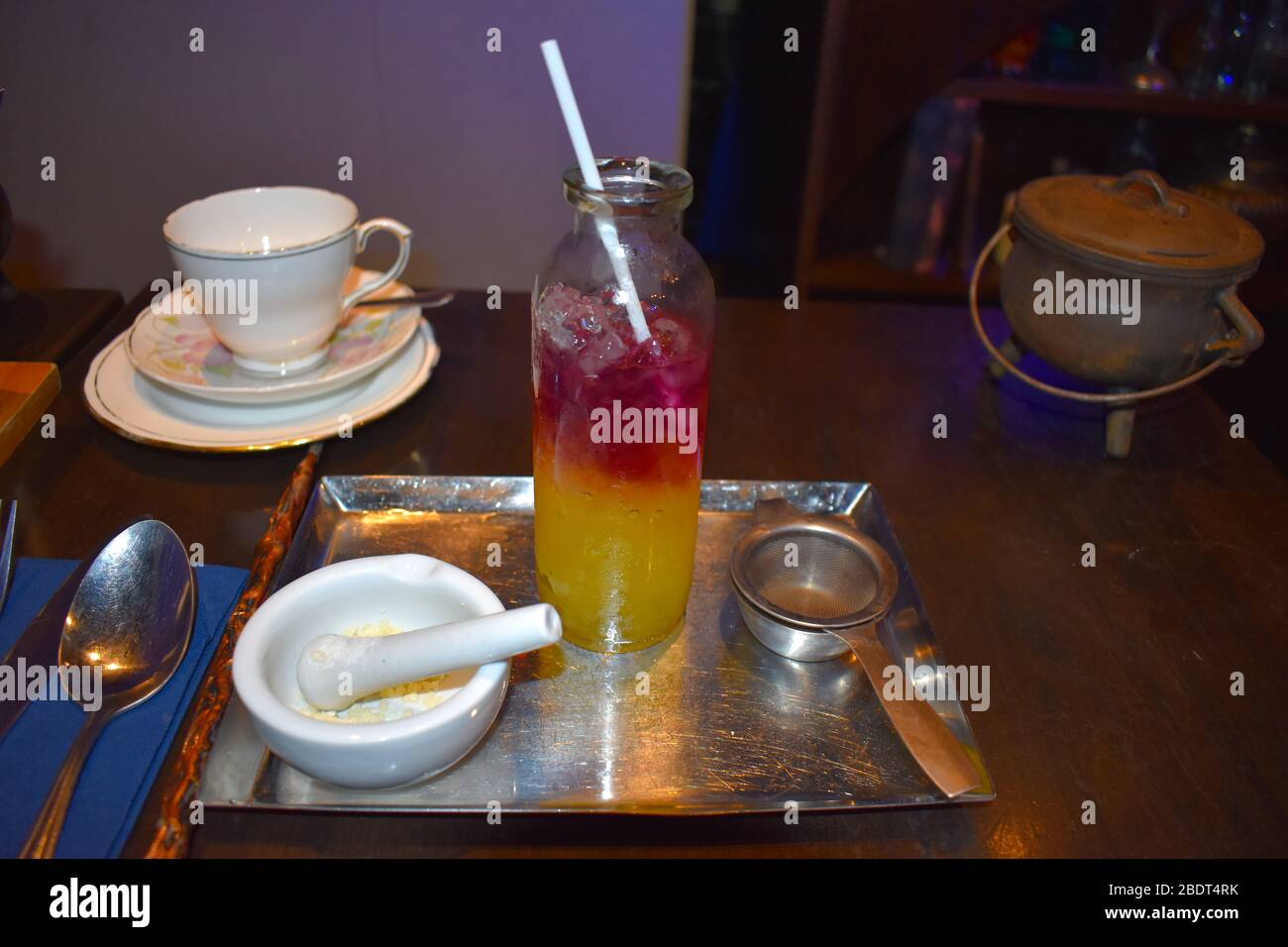 I mocktail rinfrescanti sono un'alternativa per aiutarli a ridurre il vostro bere. Ridurre l'alcol ha un sacco di benefici mentalmente fisicamente finanziariamente Foto Stock