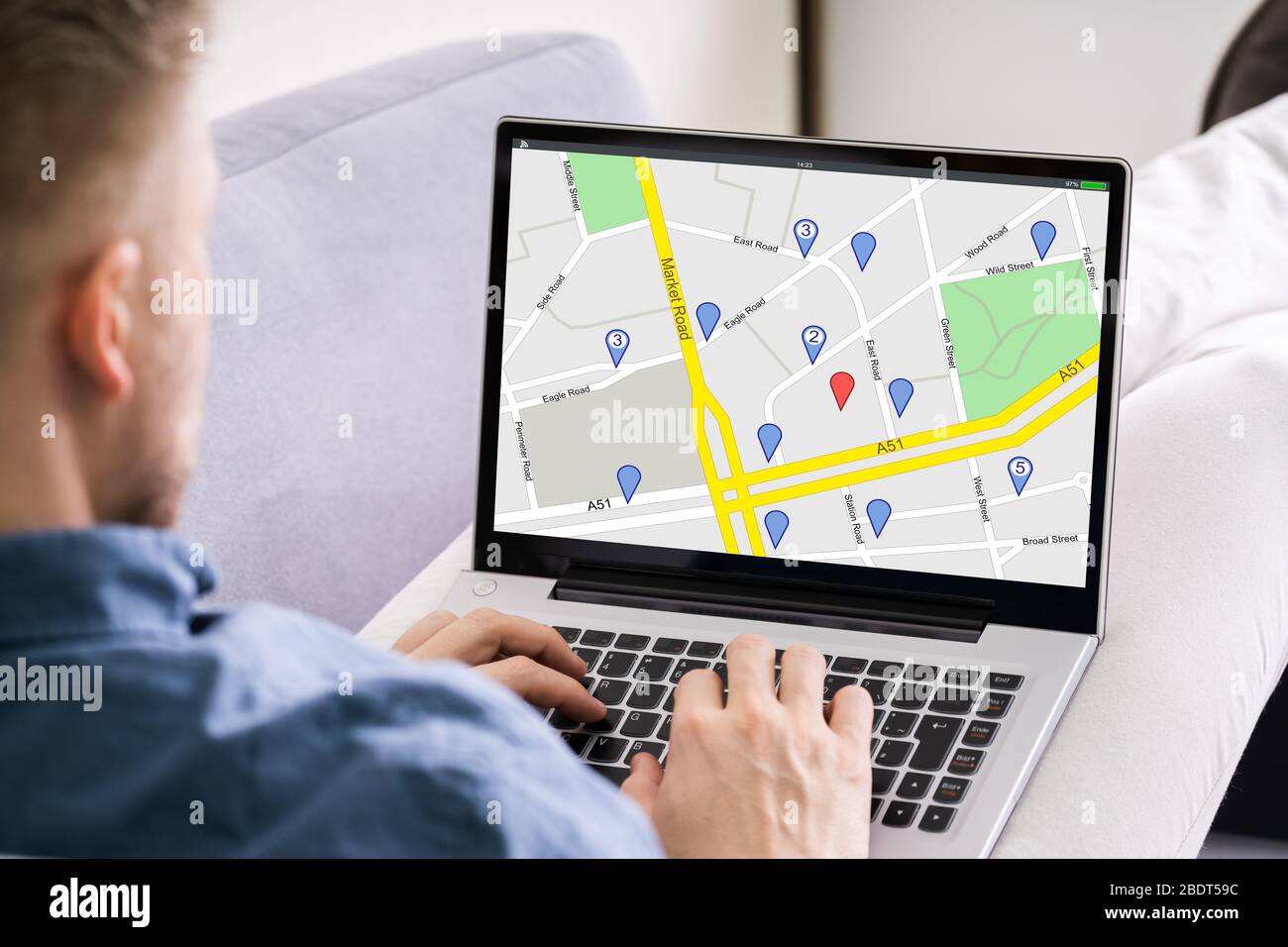 Close-up di un uomo utilizzando il GPS Mappa con puntatori di navigazione sul computer portatile Foto Stock