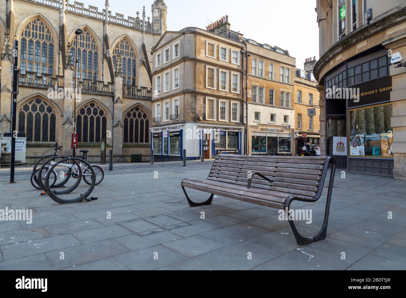 Bath, North East Somerset, Regno Unito. 9 aprile 2020 - il Regno Unito è nella terza settimana del blocco Coronavirus e la città di Bath è completamente vuota in un momento durante la settimana di Pasqua in cui migliaia di turisti e residenti sarebbero normalmente impacchettati nelle strade della città. I famosi monumenti dell'UNESCO e gli antichi luoghi di interesse sono completamente deserte dopo che la gente ha preso attenzione ai consigli per rimanere a casa e avventurarsi fuori solo per motivi essenziali. Anche l'esercizio quotidiano consentito non ha visto molte persone muoversi in città. Credit: Casper Farrell/Alamy Live News Foto Stock