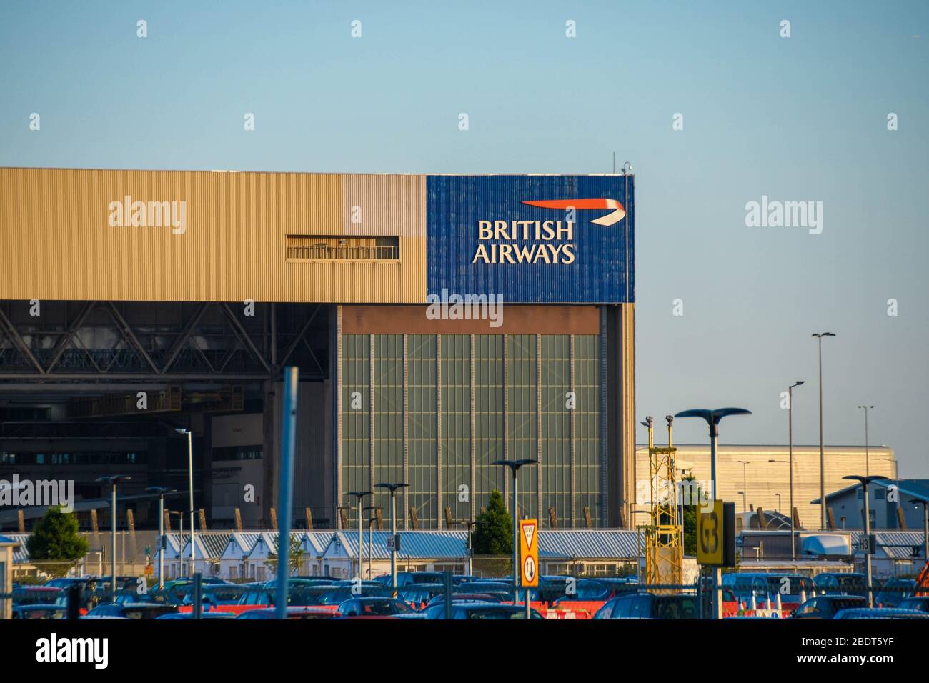 AEROPORTO DI LONDRA HEATHROW - GIUGNO 2018: Hangar di manutenzione di British Airways all'aeroporto di Londra Heathrow. Foto Stock