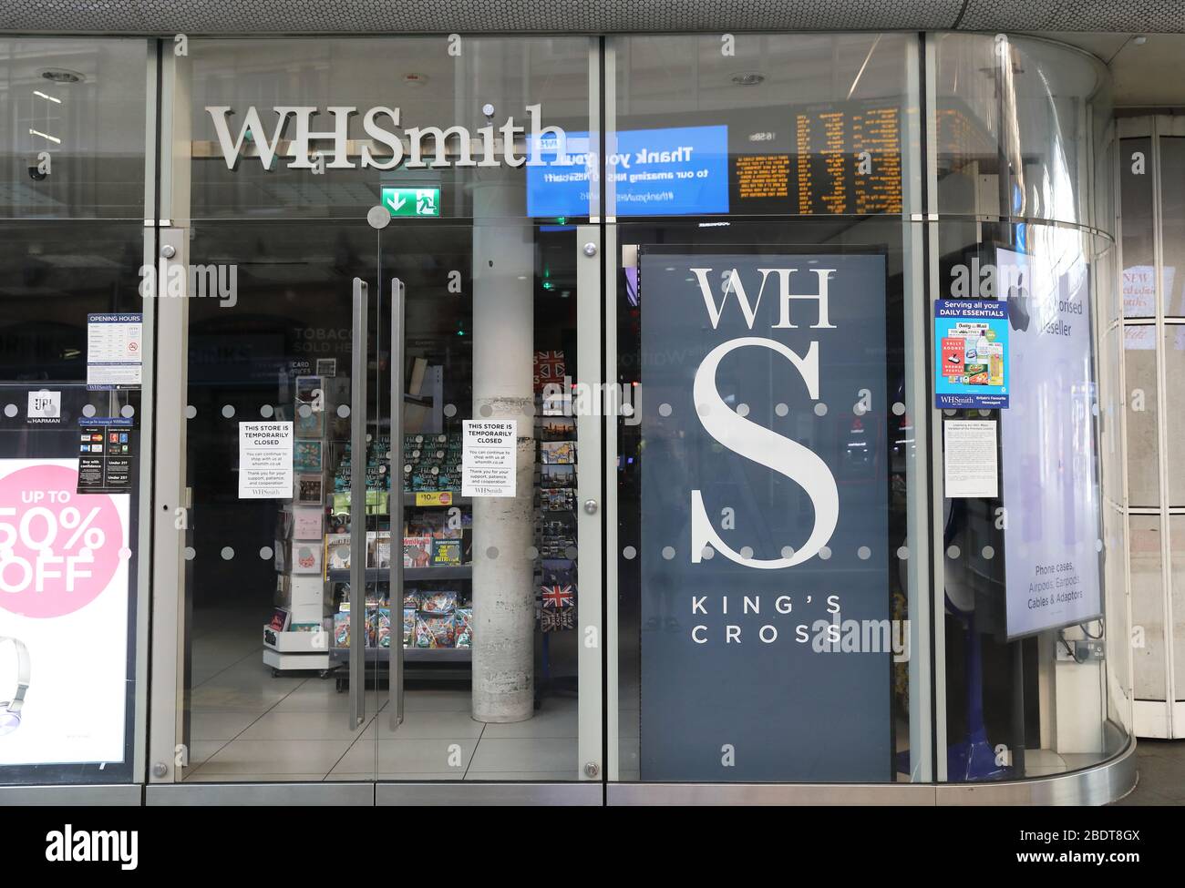 WH Smith ha chiuso nei centri di viaggio durante il blocco della pandemia di coronavirus, a Londra, Regno Unito Foto Stock