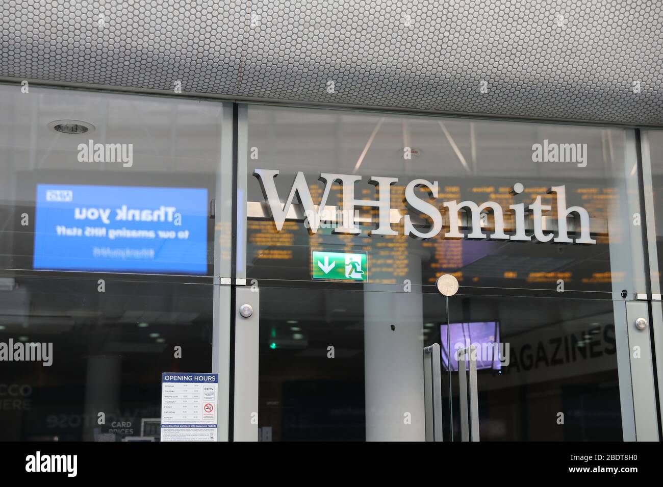 WH Smith ha chiuso nei centri di viaggio durante il blocco della pandemia di coronavirus, a Londra, Regno Unito Foto Stock
