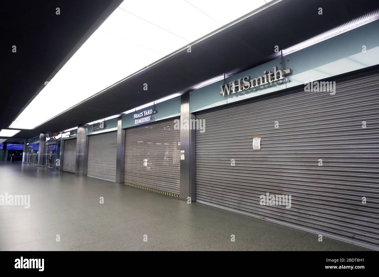 WH Smith ha chiuso nei centri di viaggio durante il blocco della pandemia di coronavirus, a Londra, Regno Unito Foto Stock