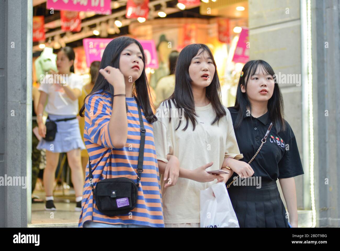 Giovani donne cinesi in Jianghan Road, Wuhan, Cina Foto Stock