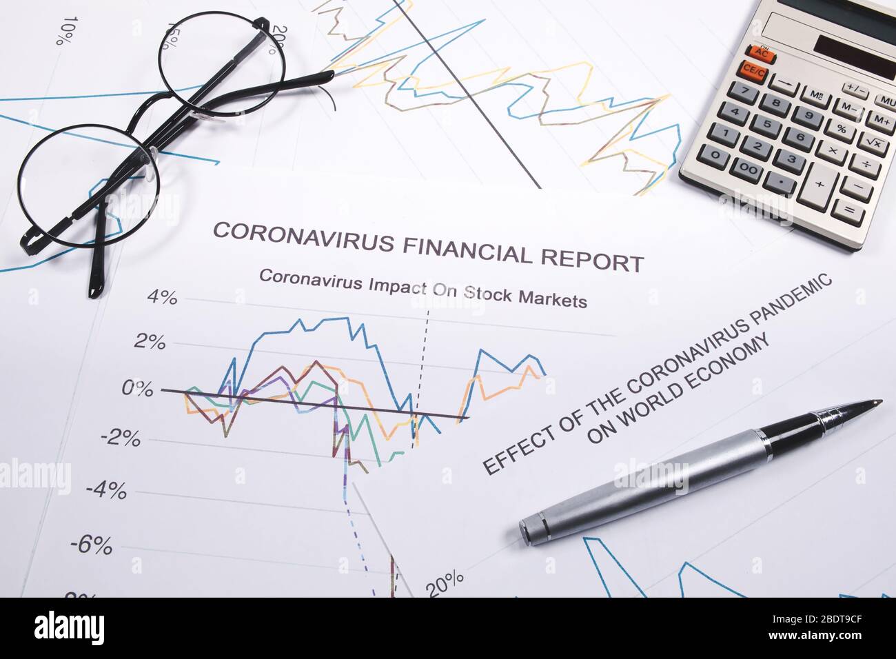 La disoccupazione è in aumento, il mercato azionario è sceso, la crisi economica dopo la pandemia di coronavirus o epidemia di covid-19, il costo della crisi finanziaria globale Foto Stock