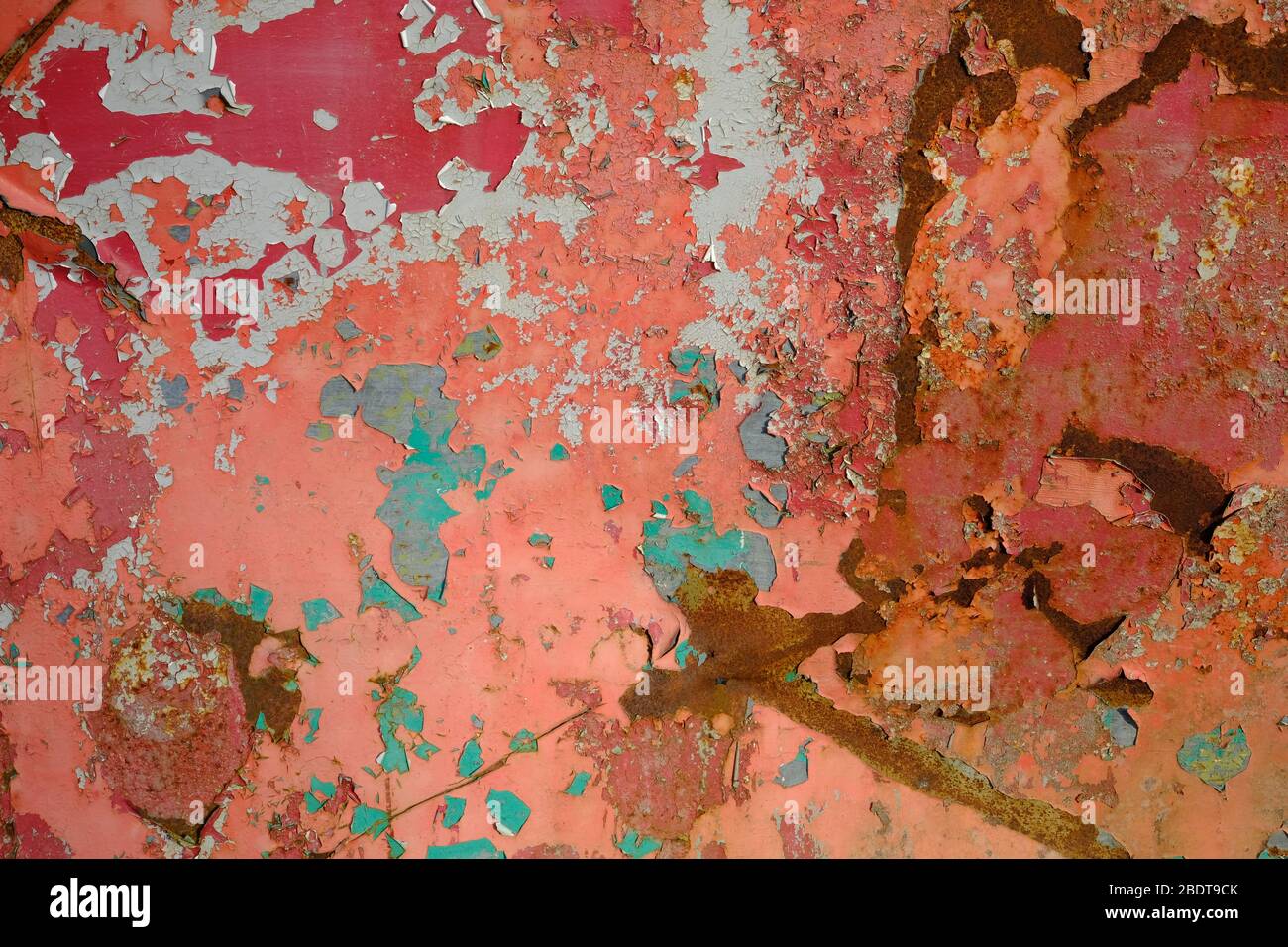 superficie metallica verniciata con colori vivaci ma ruggine Foto Stock