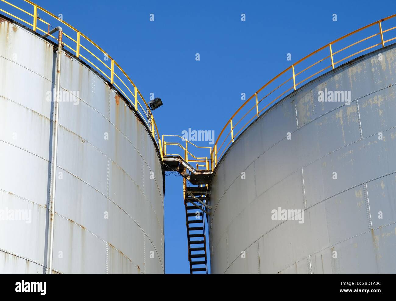 serbatoi di stoccaggio dell'olio combustibile contro un cielo blu Foto Stock