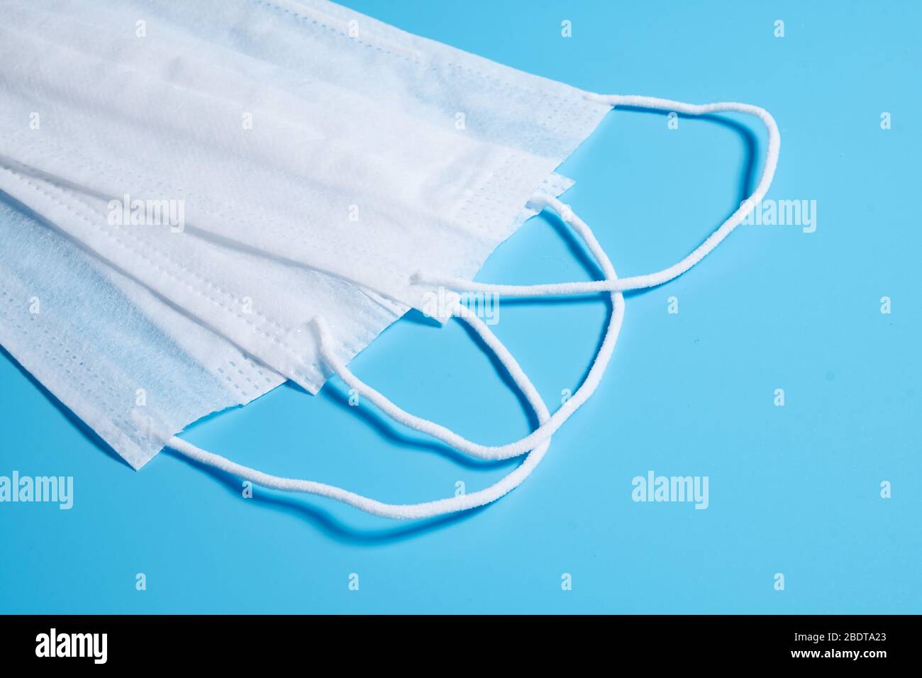 Maschera chirurgica, maschere chirurgiche su superficie isolata blu Foto Stock