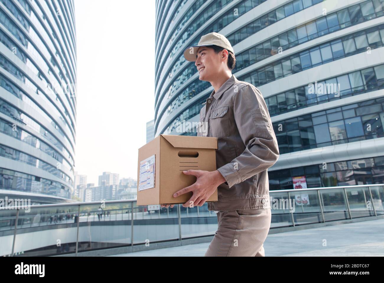 Con un giovane del corriere pacco Foto Stock