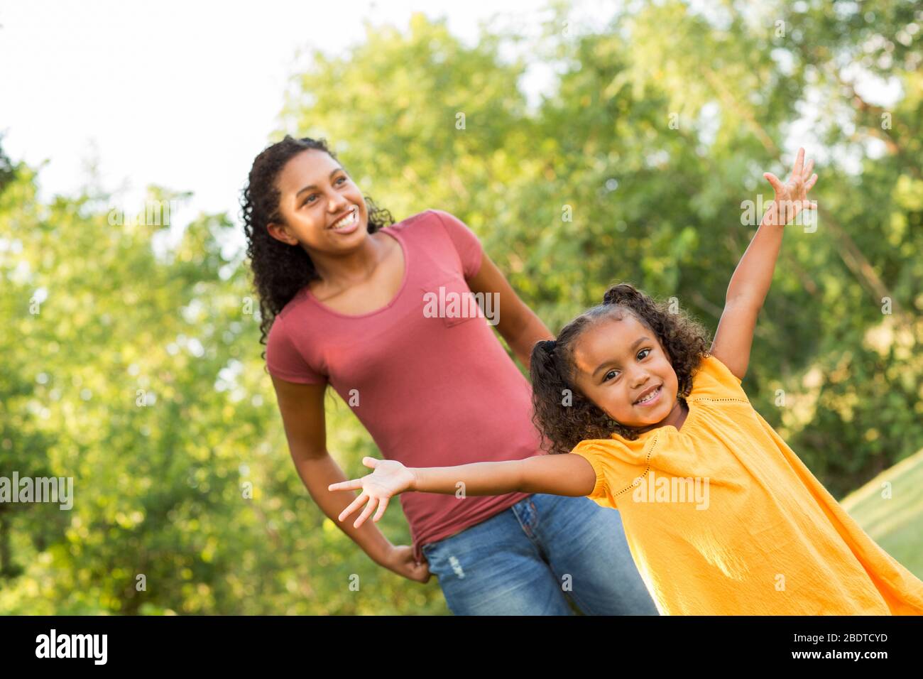 Big Sister giocando con la sorella al parco. Foto Stock