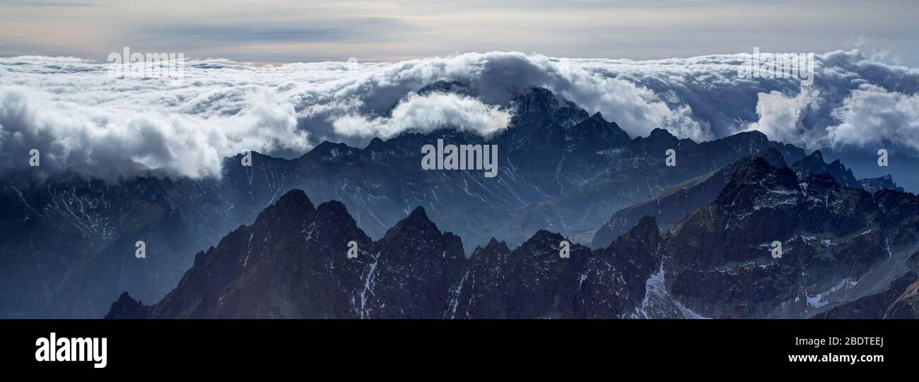 Nuvola rovesciata che si stacca sulle vette delle montagne degli alti tatra della Slovacchia da Lomnicky Stit Foto Stock