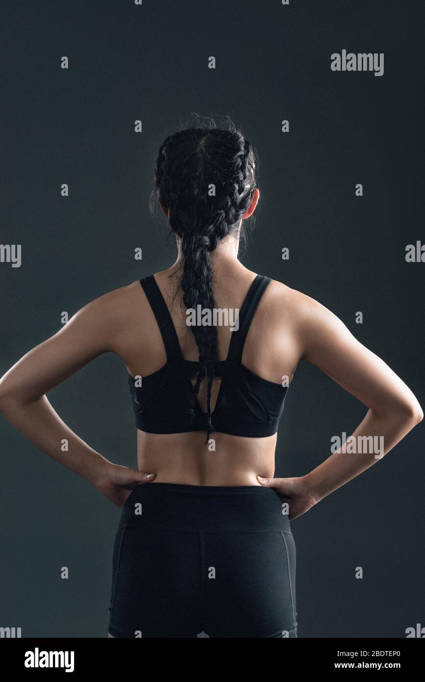 Giovani atleti femminili per portare avanti la vista posteriore Foto Stock