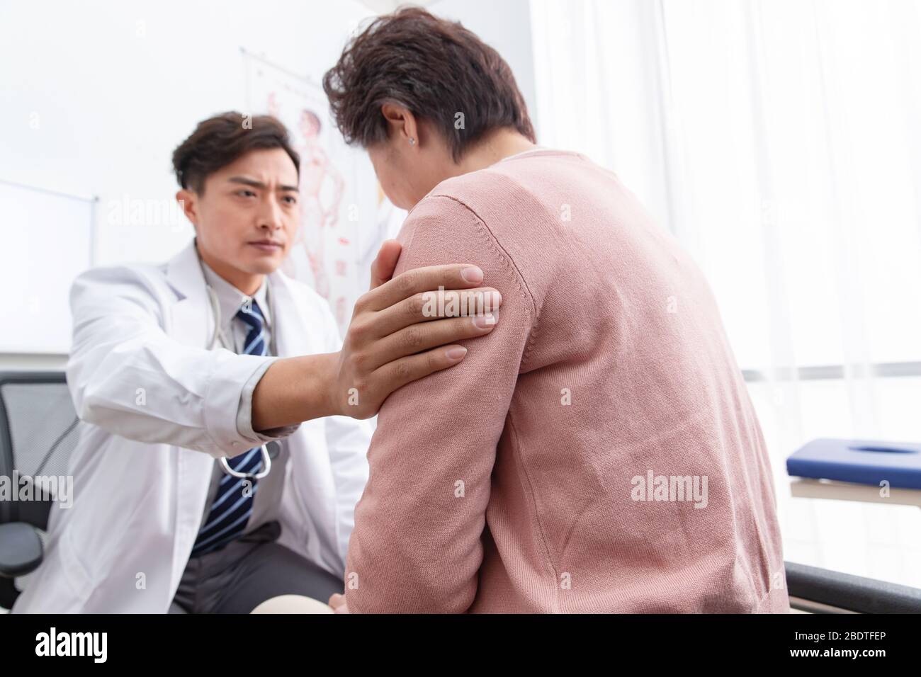 Il medico ha parlato con pazienti anziani Foto Stock