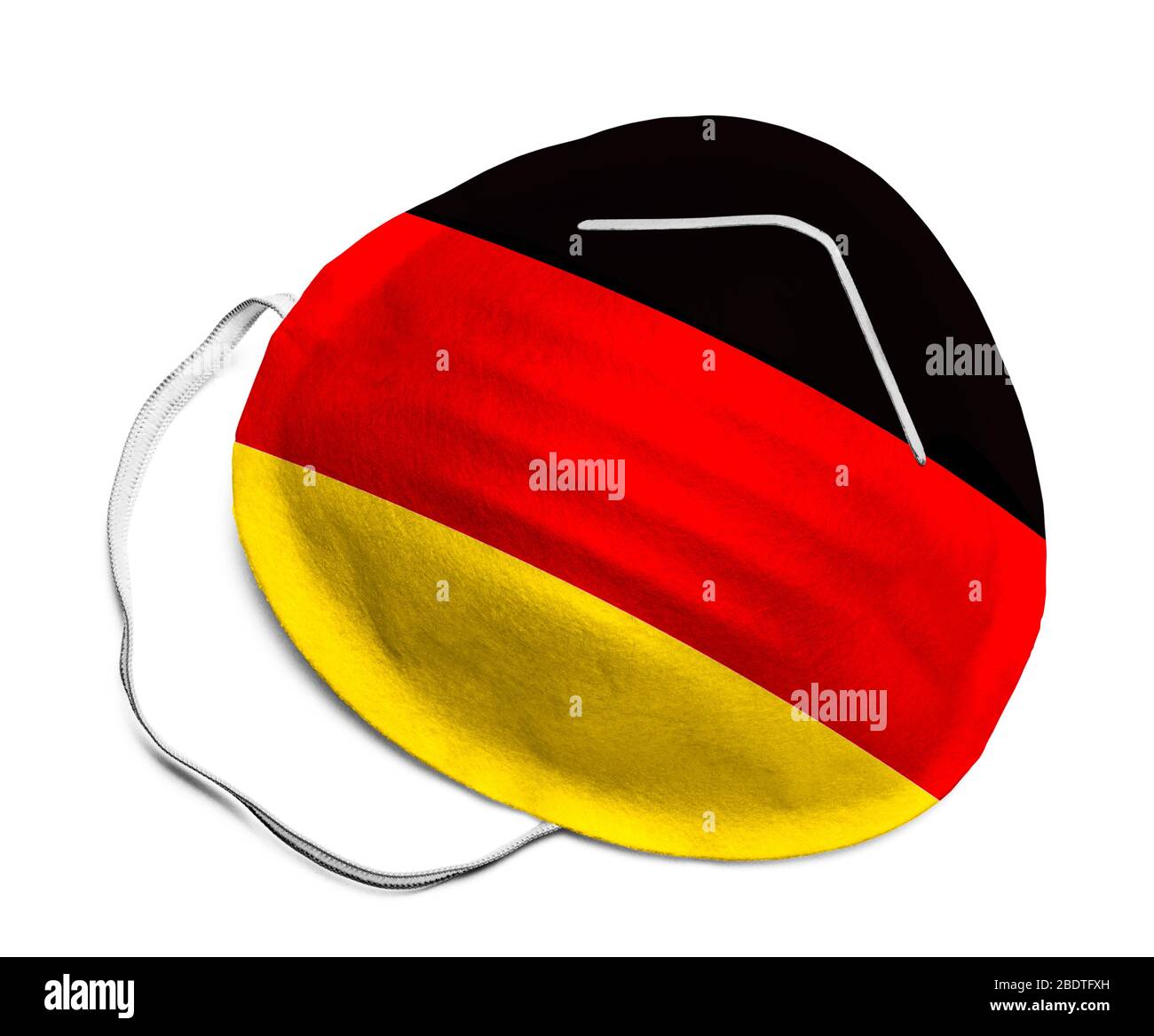 Maschera medica N95 con bandiera tedesca isolata su sfondo bianco. Foto Stock