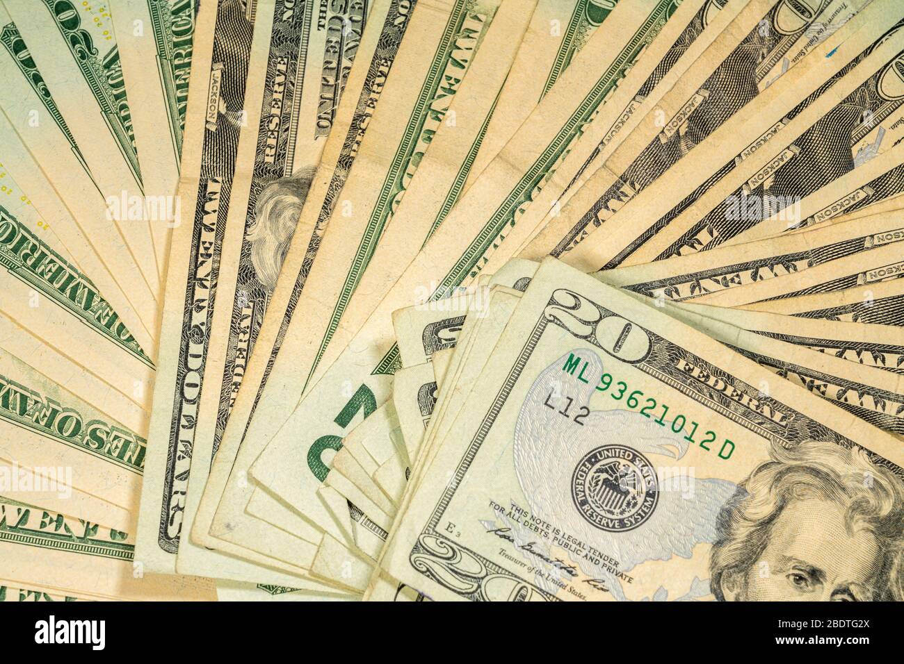 Migliaia di dollari USA hanno presentato in una forma a ventaglio con 20 dollari di bollette Foto Stock