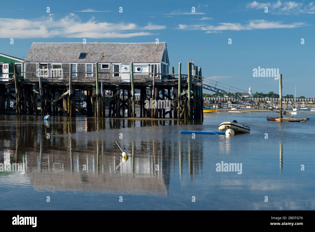 Storico vecchio molo sul porto di Provincetown riflesso alla bassa marea su Cape Cod Foto Stock