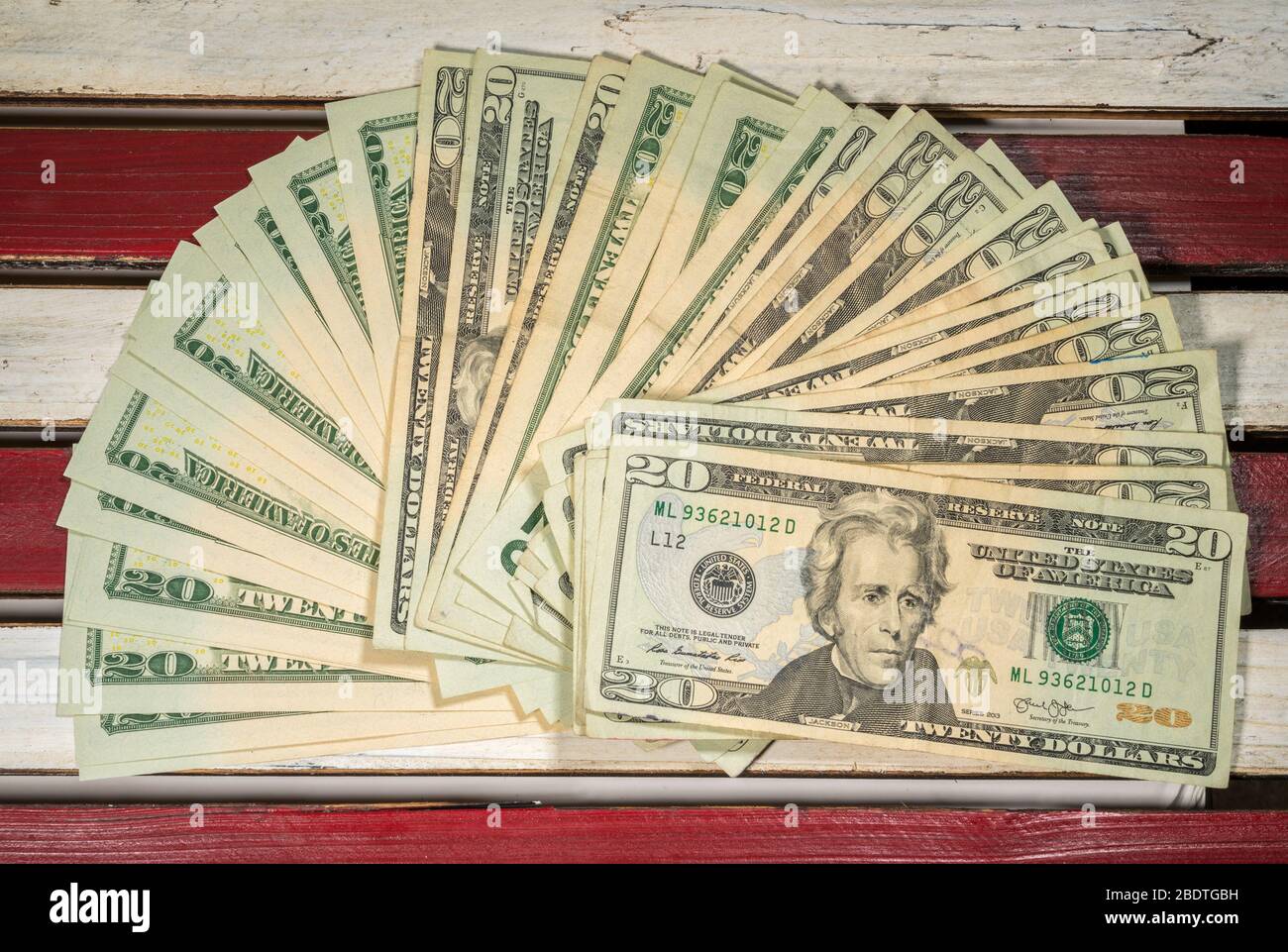 Migliaia di dollari USA hanno presentato in una forma a ventaglio con 20 dollari di bollette sulla bandiera USA di legno Foto Stock