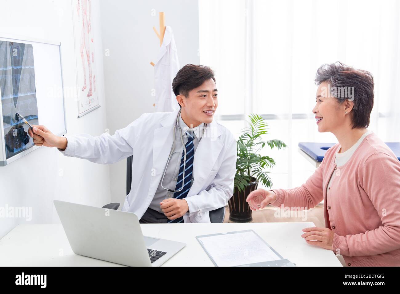 Il medico ha parlato con pazienti anziani Foto Stock